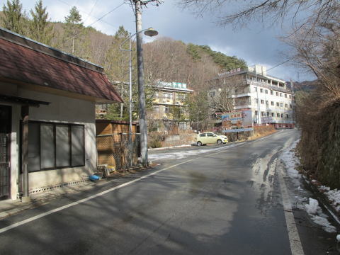 増富温泉内道路沿いに旅館が並ぶ風景