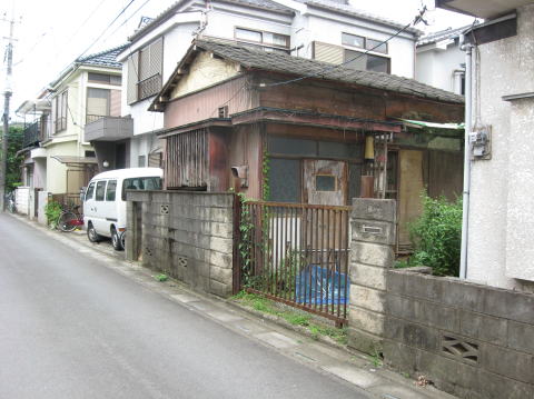 長瀬第二団地に空き家となって残る初期の住戸