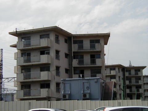 2002年6月、取壊し中の東朝霞団地創建当初の5階棟