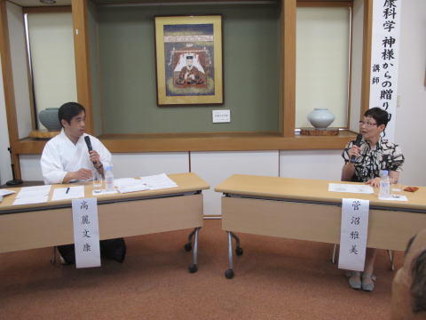 左は高麗文康高麗神社宮司、右は菅沼教授