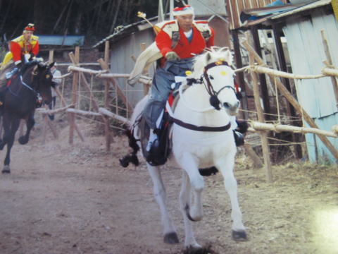 萩日吉神社前広場での流鏑馬　（市川裕彦さん提供））