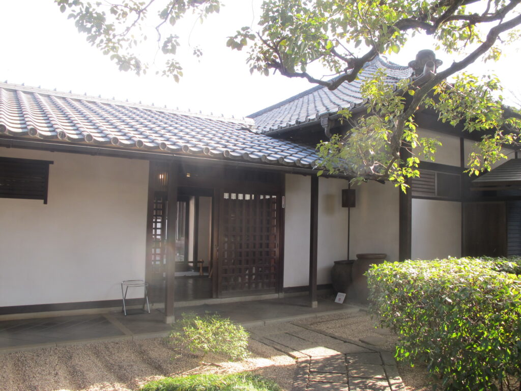 美術館隣にある平櫛田中邸宅の建物