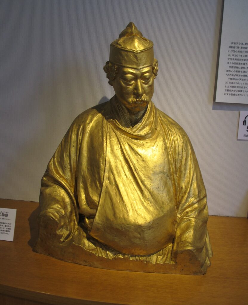 展示されている金色の岡倉天心胸像
