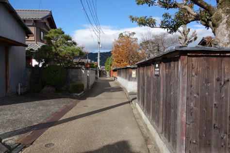 金堂町の町内の板塀の風景