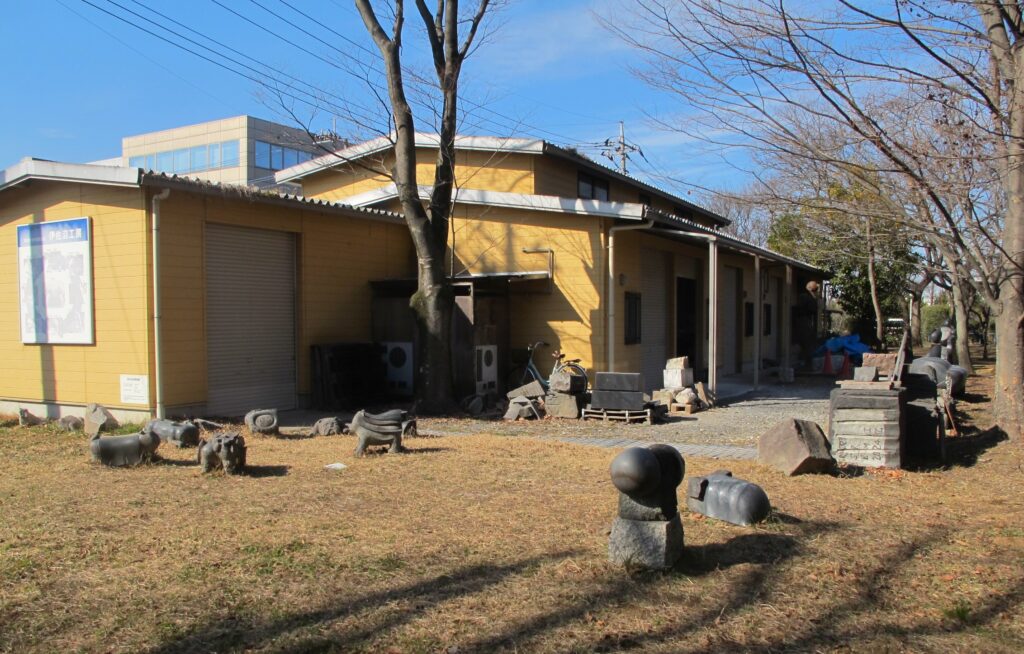 公園内にある伊佐沼工房の建物