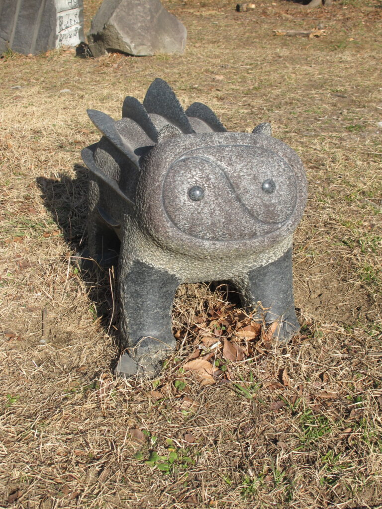 公園内に置かれた田中毅さん作品の石像