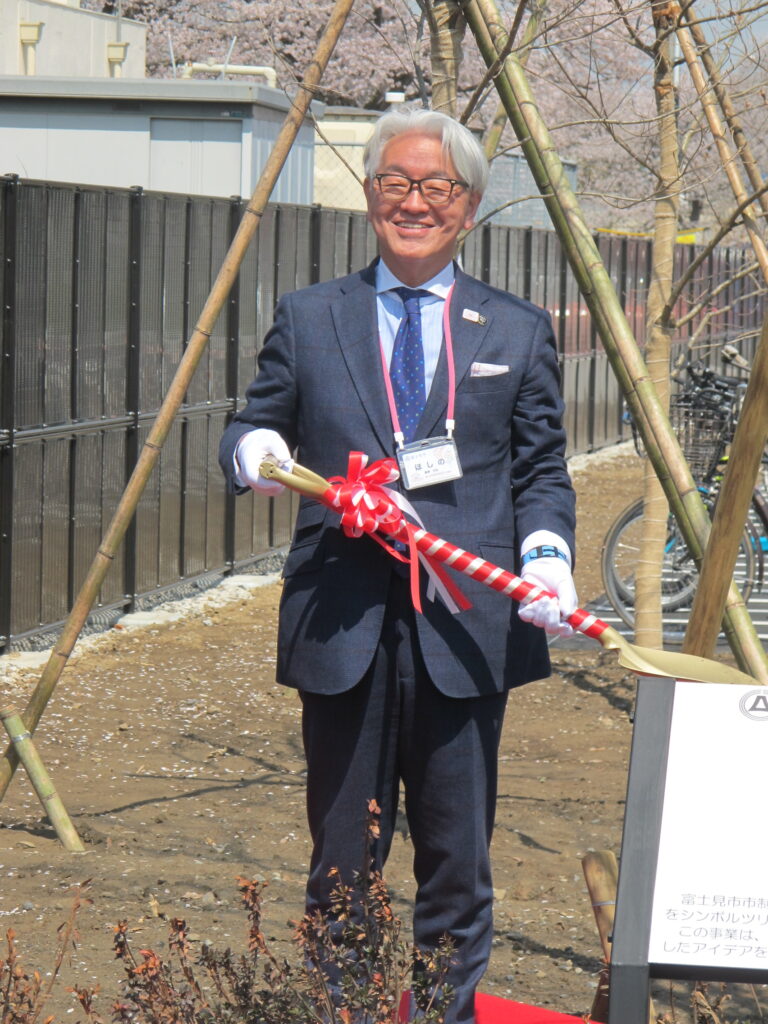 びん沼自然公園で記念植樹をする星野光弘富士見市長