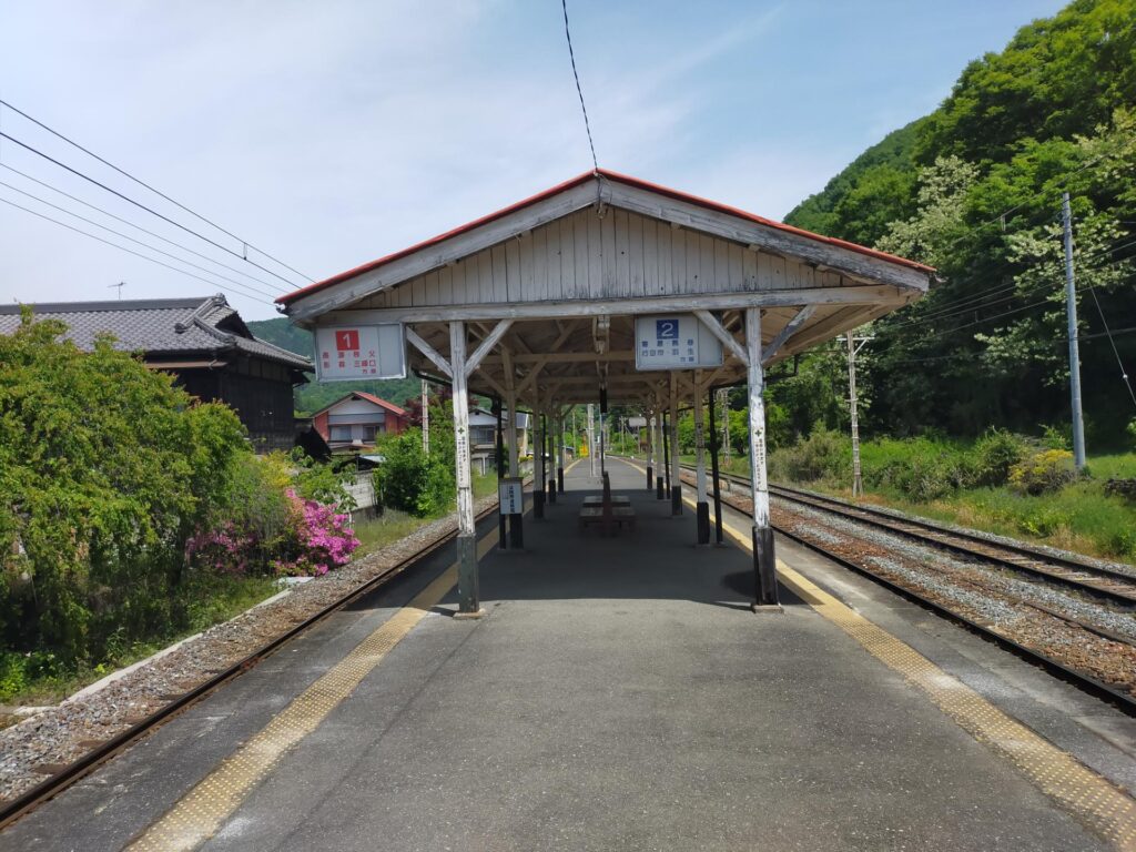 秩父鉄道の波久礼駅ホーム