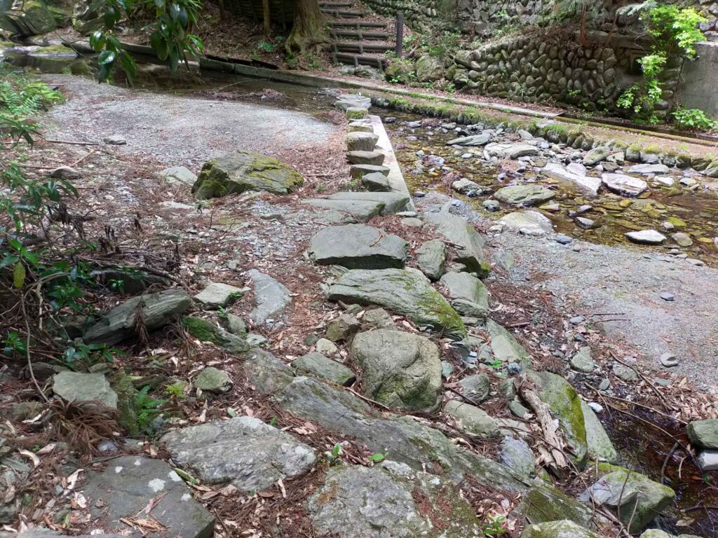 風のみち遊歩道飛び石