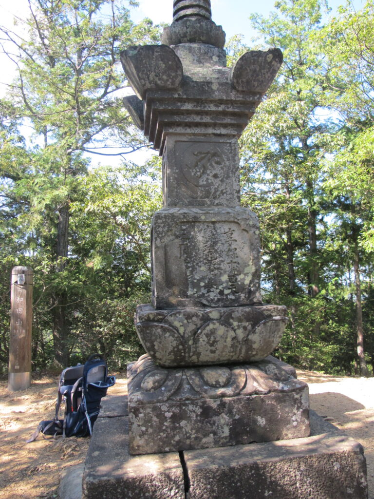 日和田山頂上に立つ宝篋印塔