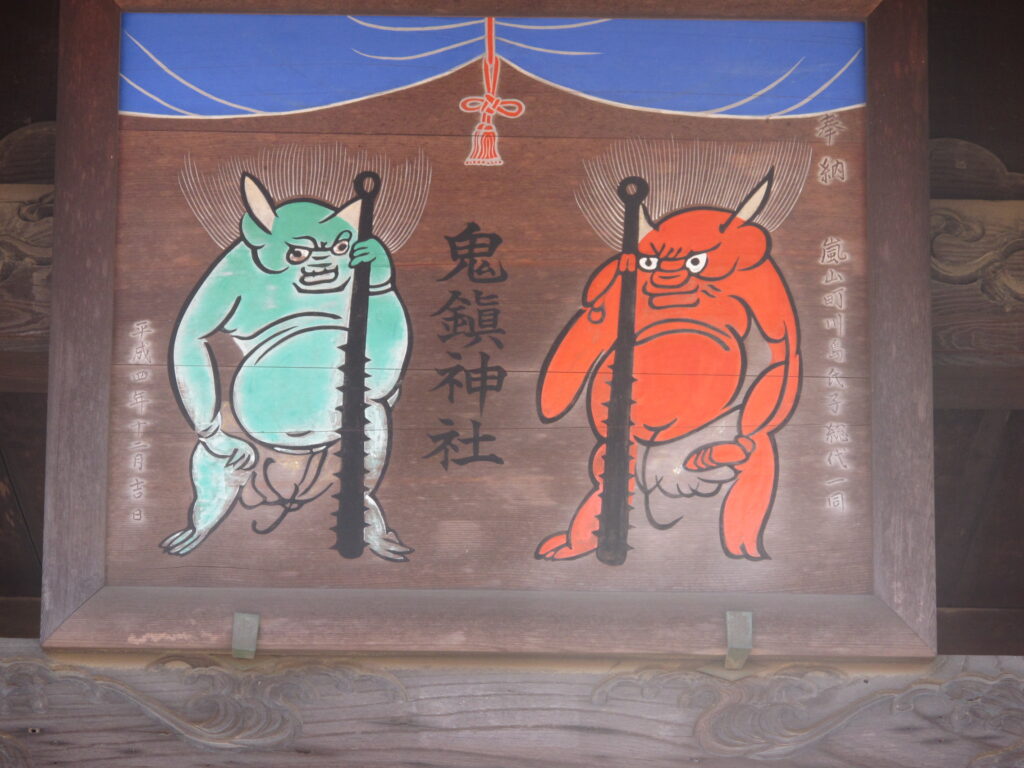 鬼鎮神社拝殿上の赤鬼、青鬼