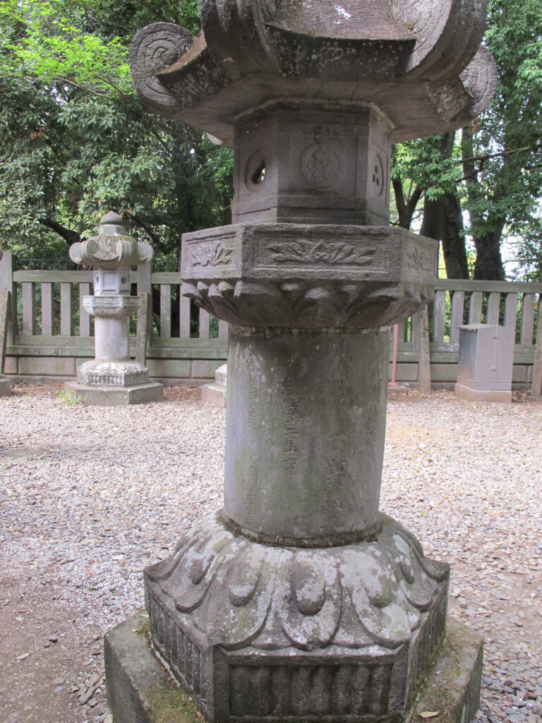 柳沢吉保奉納の石灯籠