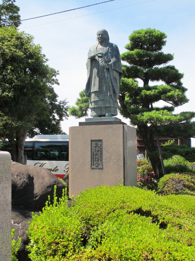 喜多院山門脇に立つ天海像