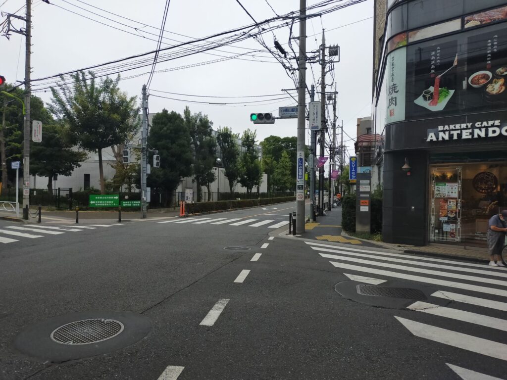 八幡山駅前