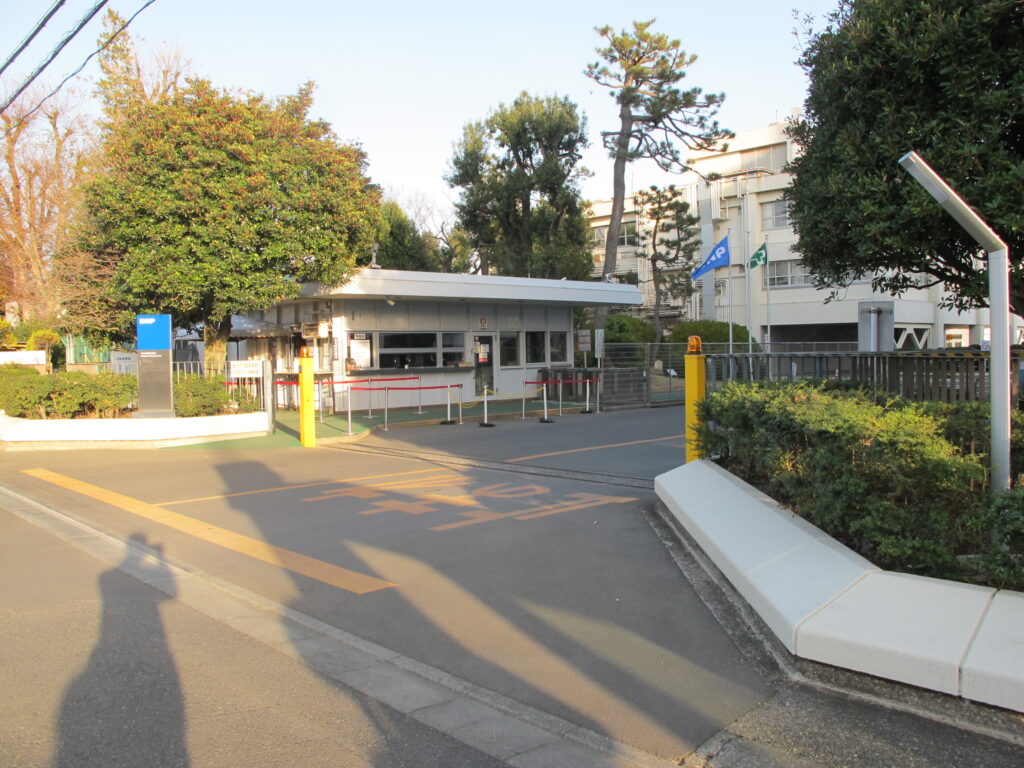 大日本印刷(株)上福岡工場(DNPファインオプトロクス)の正門