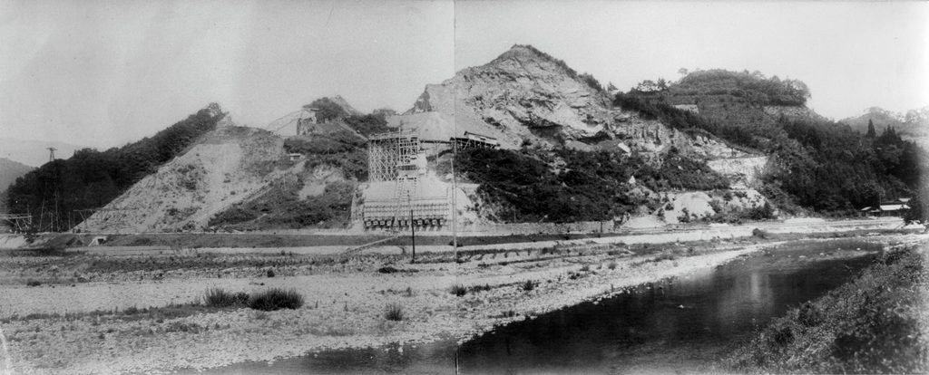 浅野セメント小川採掘場全景